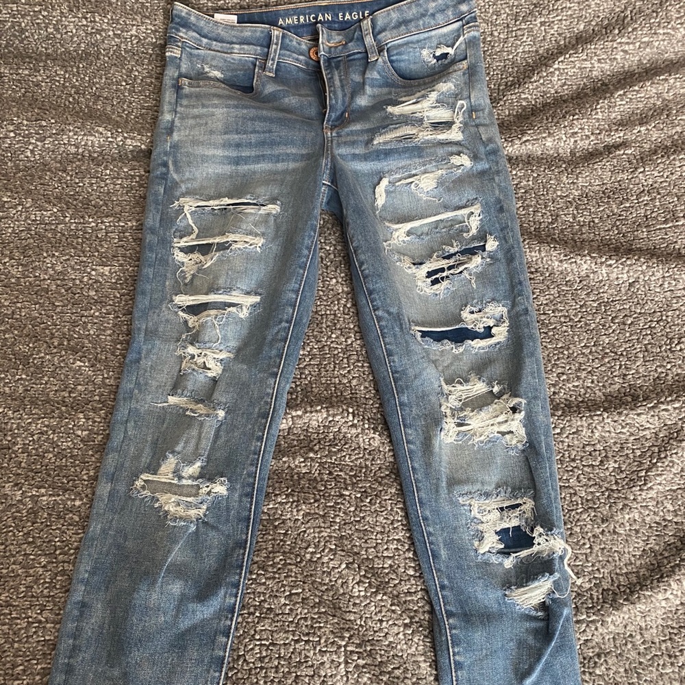 Light wash American Eagle Skinny Jeans with Rips